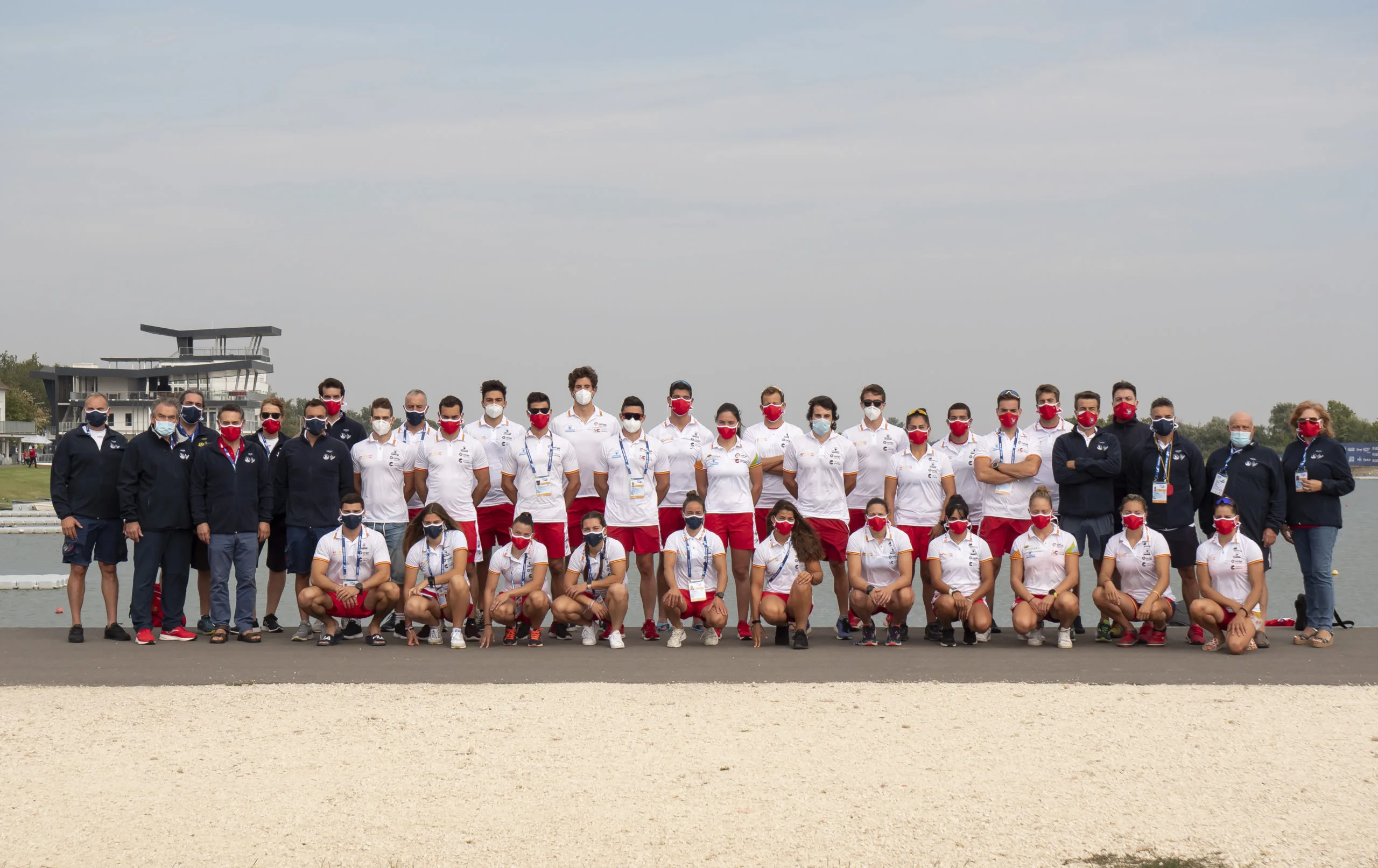 La selección española acredita pruebas negativas de COVID para entrar en Hungría, donde ya se entrena para la Copa del Mundo de Esprint