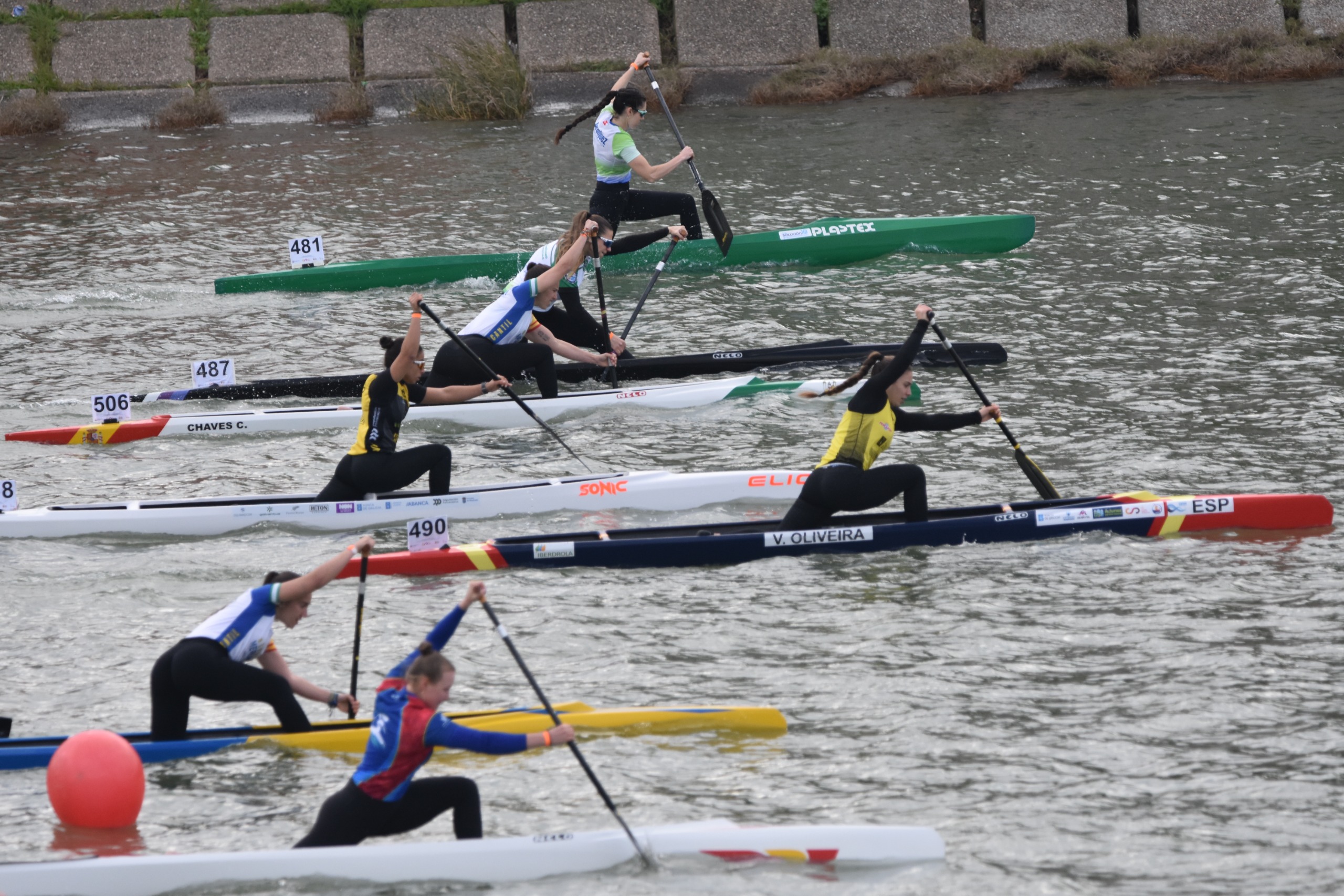 La canoa femenina alza el vuelo