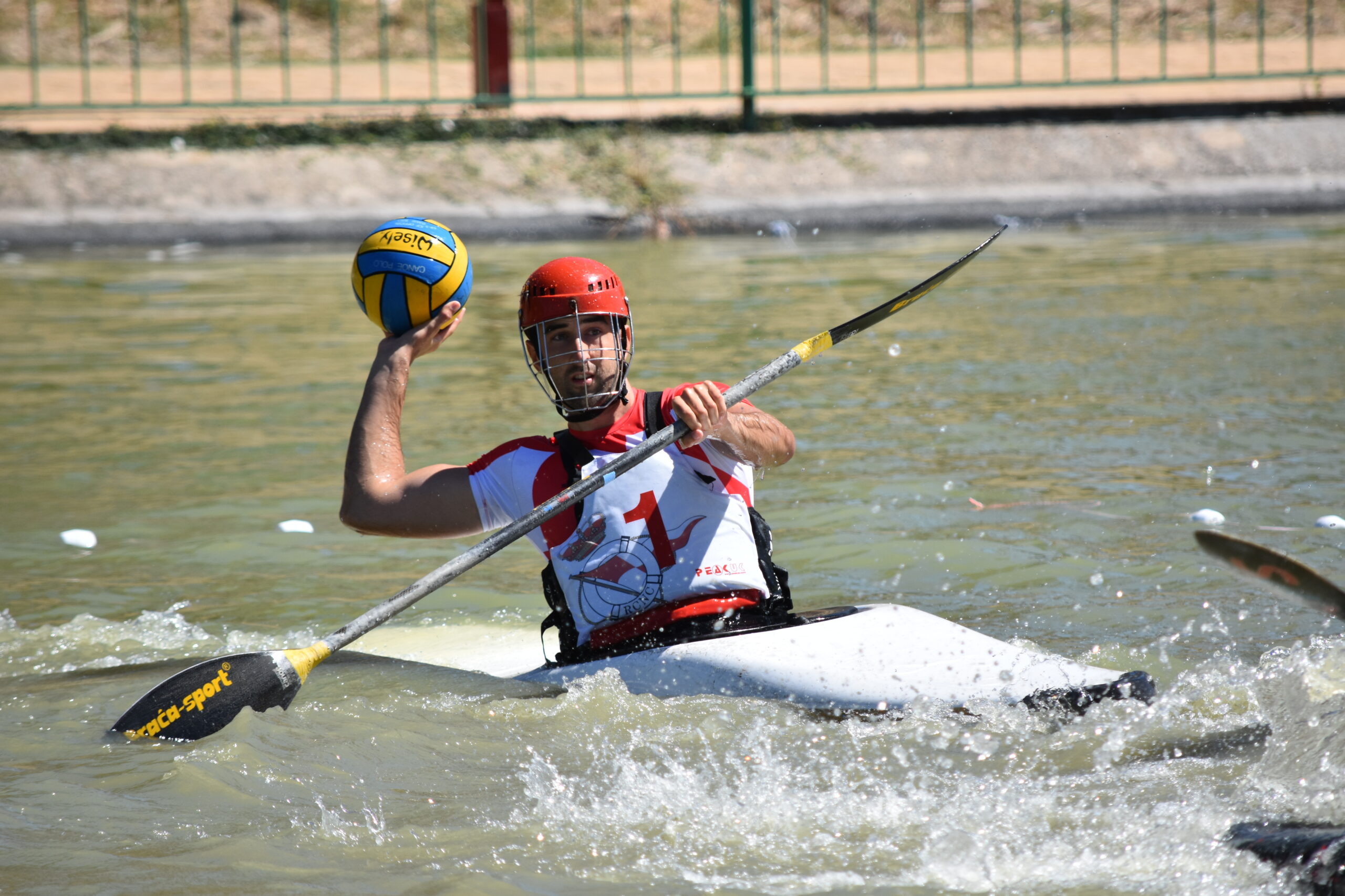 Los últimos segundos deciden unas espectaculares finales de Kayak Polo en Castellón