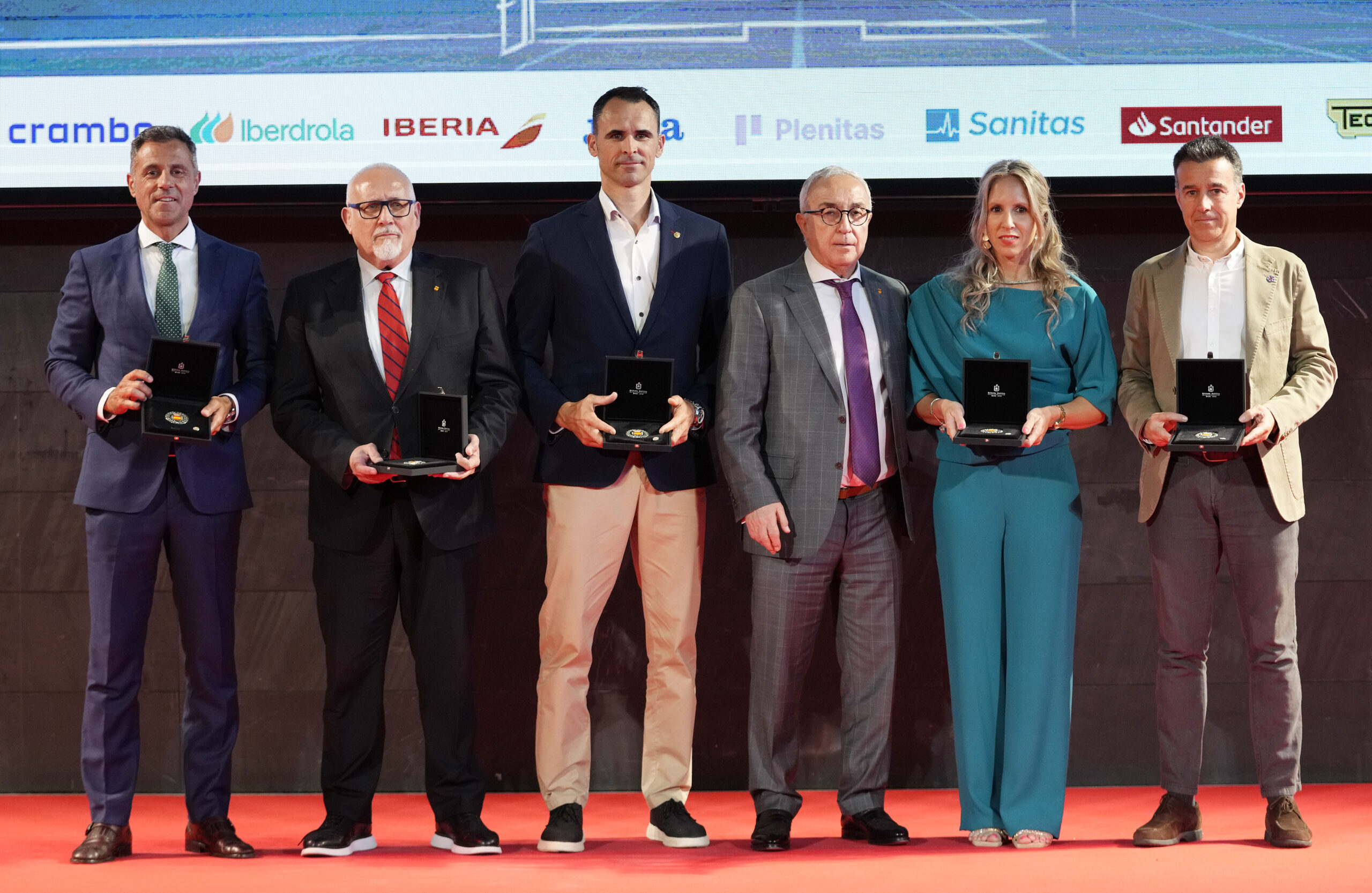 Miguel García recibe la Orden Olímpica del COE