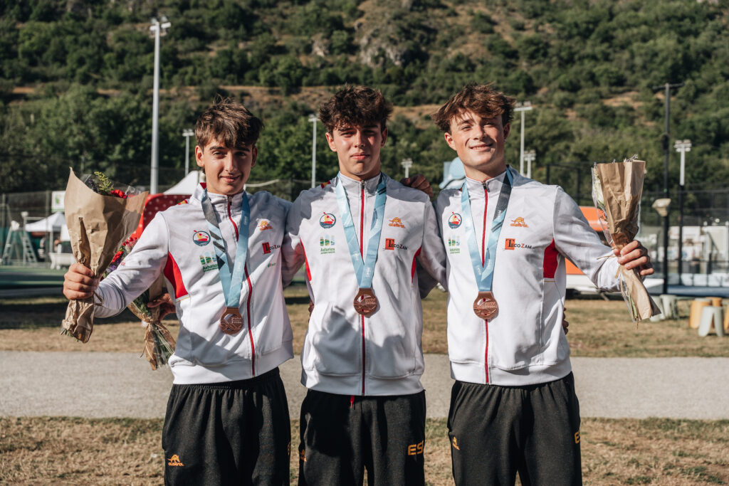 250708 K1Mjnr World Championships Foix Teams Medals @Marc Etxaniz Pal 32 Faust Clotet, Oier Díaz y Didac Foz, Bronce K1 Patrullas