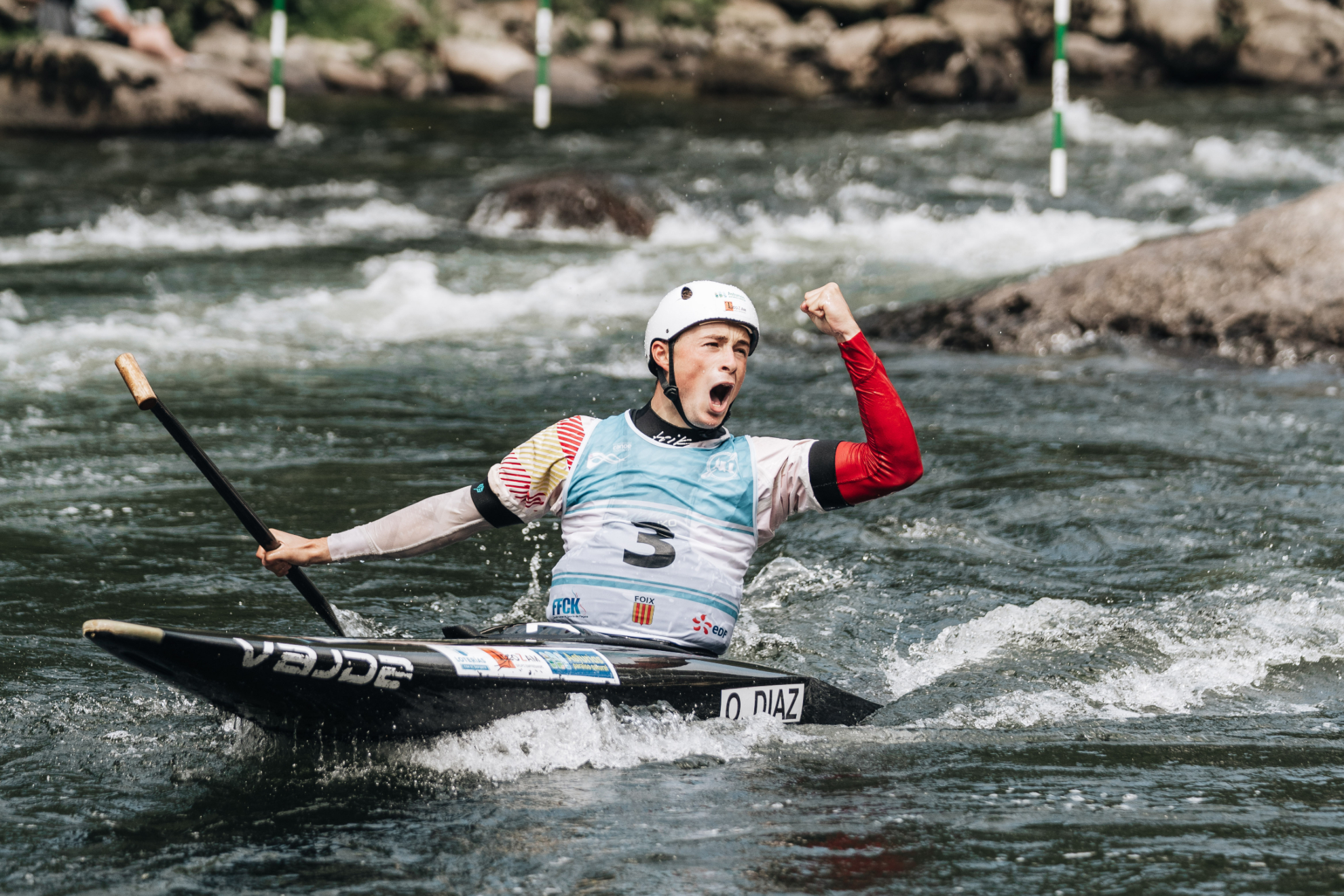 Oier Díaz consigue un oro histórico en Foix y firma un triplete de medallas en el mundial de Slalom