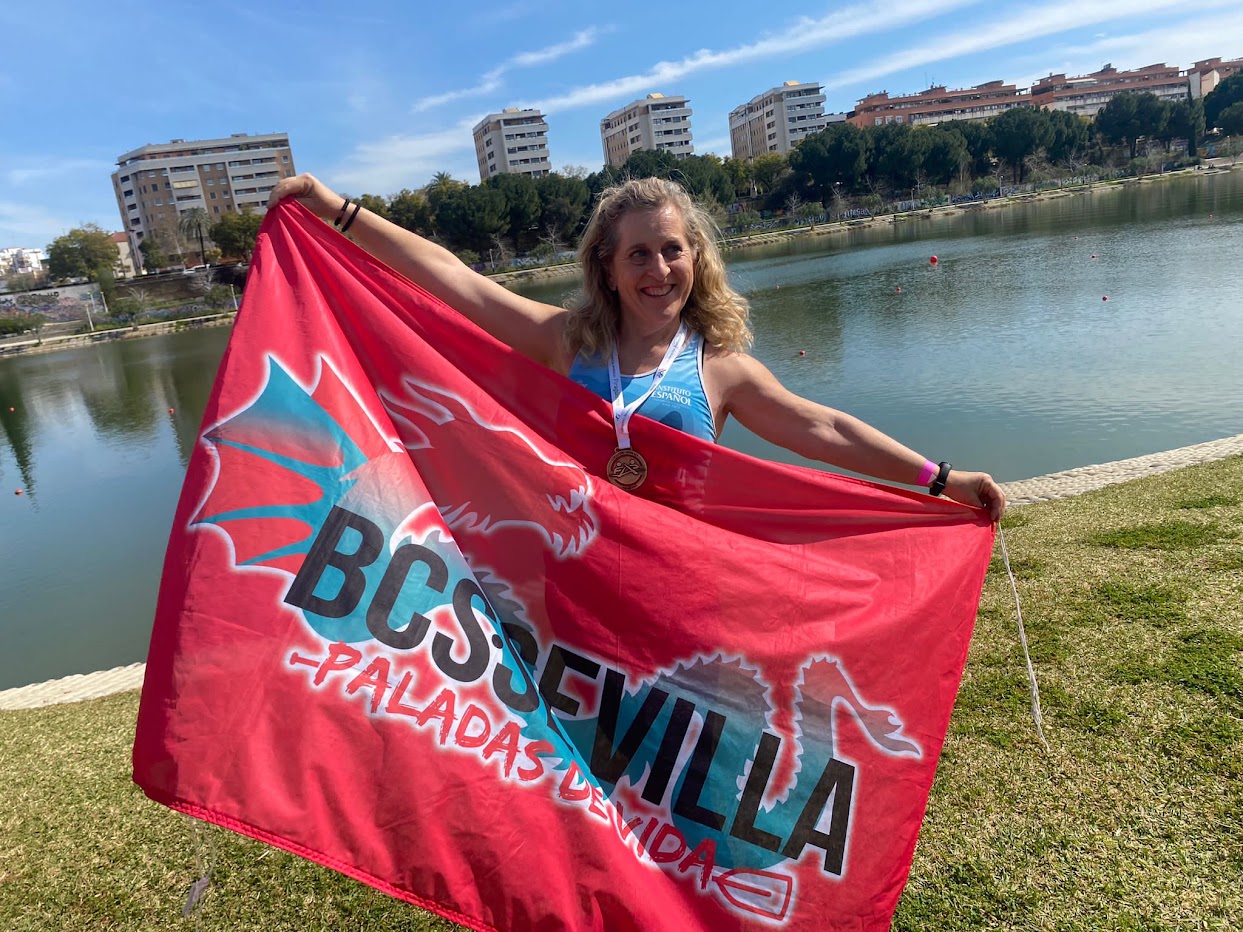 Raquel Avilés, palista de las Dragonas de Sevilla: “En el Barco Dragón nos sentimos deportistas, no enfermas”